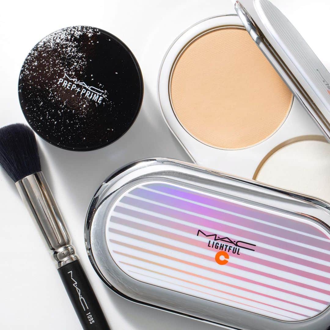 M∙A∙C Cosmetics Japanのインスタグラム：「ライトフル C シリーズで手に入れる、スポットライトをフルに浴びたような輝くツヤ肌✨﻿ ﻿ ﻿ フィルターをかけたような柔らかなツヤマット肌を演出するなら「ライトフル C+ SPF 30 ファンデーション」をチェックして💡﻿ ﻿ ﻿ ﻿ DESIGN:﻿ M·A·C ARTIST RINO KASAI @rino416﻿ DAIKI SHIMIZU @macpro_tokyo ﻿ PHOTO:﻿ @takaki_iwata﻿ ﻿ ㅤ﻿ ㅤ﻿ #MACLightfulC #SpotlightReady #MACライトフル #MACCosmeticsJapan #MACコスメ #MACCosmetics #コスメ #メイク #ファンデ #ファンデーション #パウダーファンデーション #ベースメイク #カバー力 #ツヤ肌 #ツヤ #テカらない #makeup #basemakeup #cosmetics #foundation #beauty」