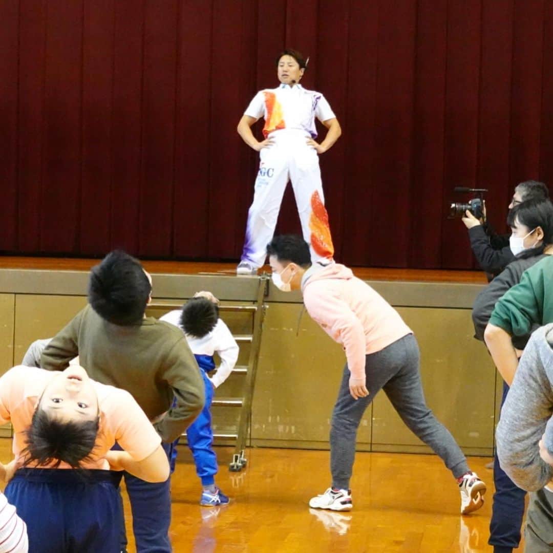 池谷幸雄さんのインスタグラム写真 - (池谷幸雄Instagram)「先日、高松市で行われた「スポーツ・健康感謝祭」 で、親子体操してきました！  コロナで、ほとんどイベントがキャンセルになりましたが、なんとか高松には行けました。  香川県立高松北中•高等学校の体操部のみんながお手伝いしてくれました！  コロナ大変ですが、みんなで頑張って乗り切りましょう！  #香川県 #高松市 #親子体操 #親子体操教室 #体操 #体操競技 #イベント #池谷幸雄」3月2日 12時54分 - yukio_iketani