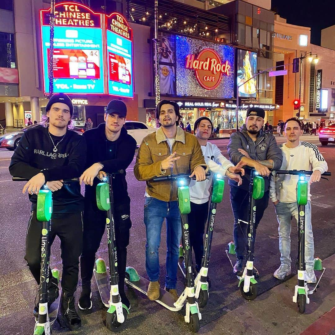 ルアン・サンタナさんのインスタグラム写真 - (ルアン・サンタナInstagram)「a gangue do patinete」3月2日 13時00分 - luansantana