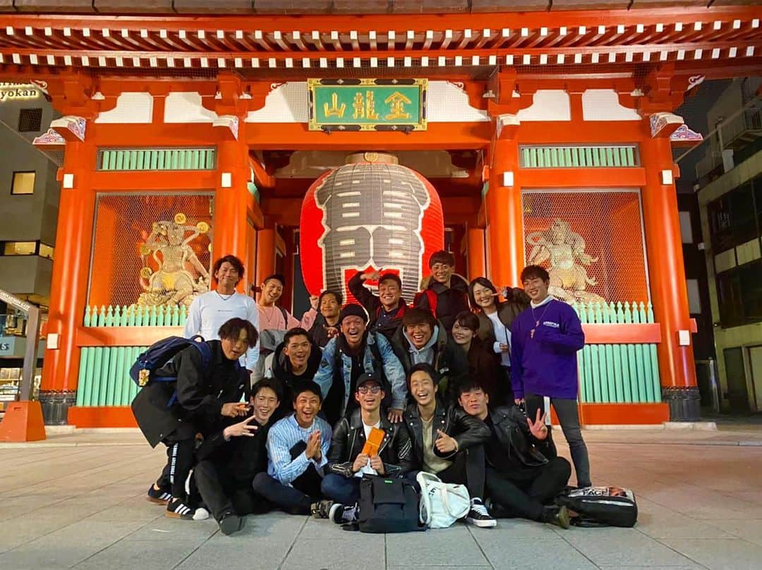 みどりかわたけし（ラ・ラベスト）のインスタグラム：「厳しい2月を乗り切った！！ 東京力車はやっぱり2月も絶好調でした！ こんなに盛り上がった2月は俥夫人生で初めてでした！ 前列3人ライダース被ってて、、 、 、 #みどりかわたけし#槙野智章 選手#ものまねjapan#日本代表#浦和レッズ#soccer#futsal#サッカー#フットサル#ケイダッシュステージ#芸人#ララベスト#浅草#人力車#東京力車#俥夫#asakusa#rickshaw#instgood#friends#beautiful#instadaily#smile#l4l」