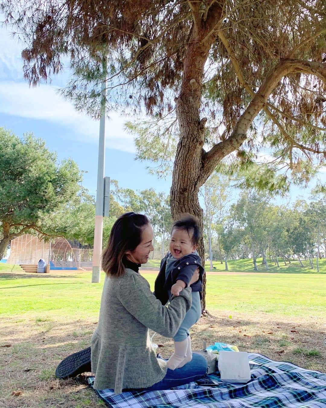 高木りなのインスタグラム：「Morning date 🌿☀️✨ 長男をスクールに送ったあと、近所のお友達とサクッと公園でモーニングデート。お天気が良くて次男君は風になびく葉っぱを暫く眺めていました🌿🍃✨ 첫째를 어린이집 보내자마자 친구와 빵사서 공원에서 아침식사. 둘째는 요즘 바람에 흔들리는 나뭇잎 보는 걸 너무 좋아하네요🌿🍃✨ #LAlife #losangeles #california #momlife #morning」