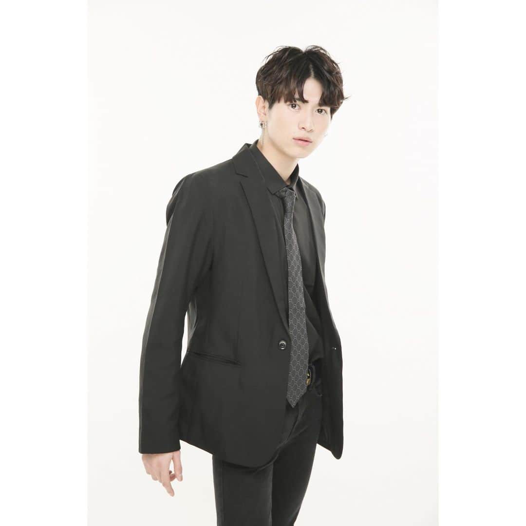 岡田鷹斗のインスタグラム：「新アー写✨  New シングルCD発売　3/1 『サラバ☆CommonSense/ BACKLASH』  #NEVAGIVEUP #new #commonsense  #サラバ　#常識 #新アー写　#顔面が世界遺産」