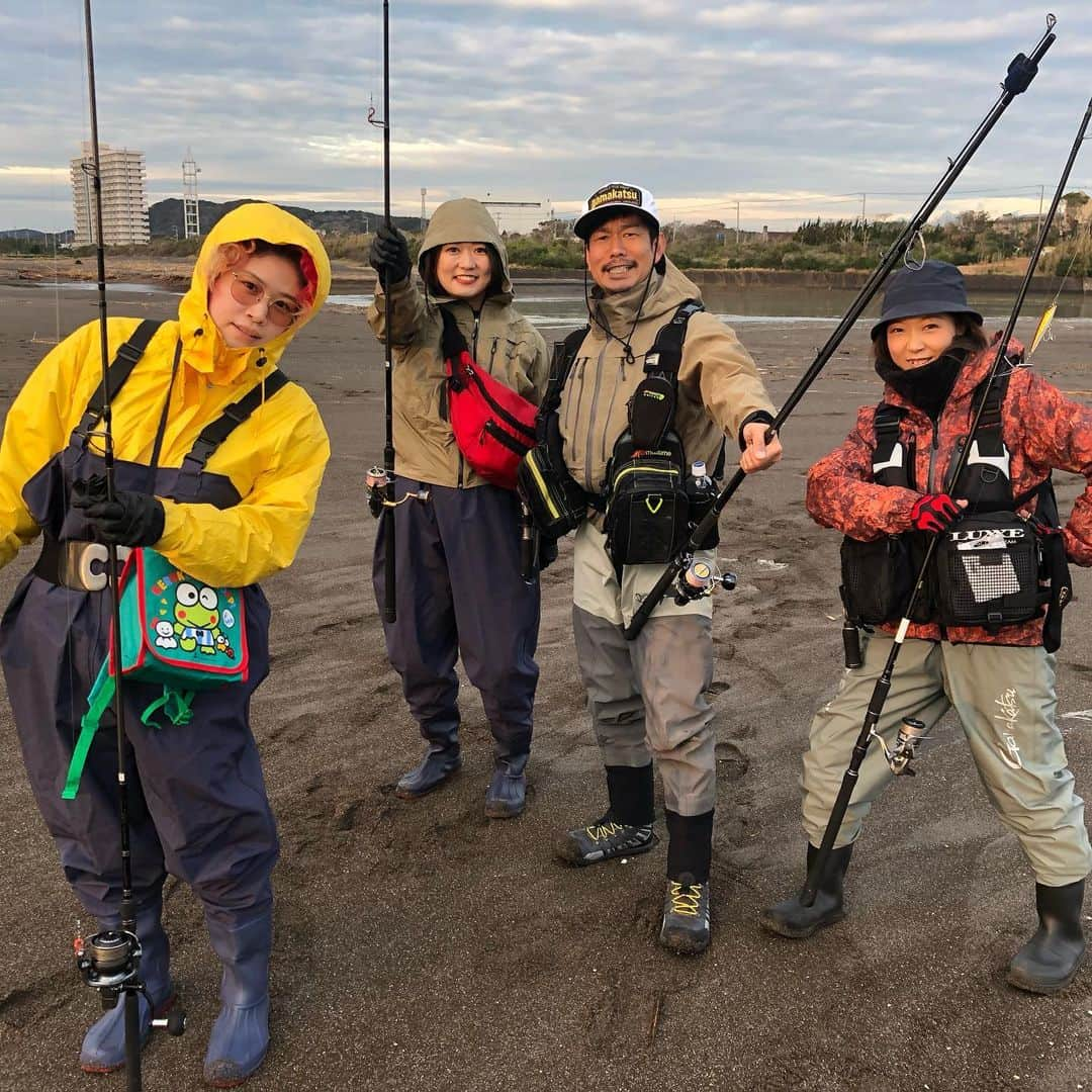 あさいあみさんのインスタグラム写真 - (あさいあみInstagram)「サーフゲーム🎣﻿ 釣りガール育成会🙋‍♀️﻿ ﻿ メンバー紹介は﻿ ヒラスズキloveな小林さん﻿ サーフゲーム2回目のかなちゃんとつづみっこ﻿ ﻿ 釣りしたいって言ってサーフゲーム行くなんて﻿ 凄すぎる、、﻿ ﻿ 朝まづめ終わったら、サビキしにみんな行ってた。﻿ 気合い入ってる釣りガール🤔🤔🤔﻿ ﻿ ﻿ ボウズでした🥶🥶🥶﻿ ﻿ ﻿ #あさいあみ#얼스타그램#일본#섹시#일상#소통#팔로우#赞#粉我#glamour#gravure#sexy#sexyhot#asian#Japanese#girl#instagood#ig_japan#igers#picoftheday#グラビア#グラドル#釣りキチあみ平#おっぱいで魚殺す人#ガチ釣り#ガチ釣りガール#サーフゲーム」3月2日 13時10分 - asai_ami