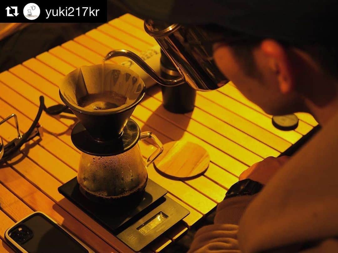 ROOT CO. Designed in HAKONE.さんのインスタグラム写真 - (ROOT CO. Designed in HAKONE.Instagram)「. @yuki217kr 様、ご愛用ありがとうございます。  #root_co #shockresistcaseplushold  Repost from @yuki217kr キャンプ中のコーヒーは格別☕️ 強風の夜でもシェルターの中ならじっくり抽出できます🏕 キャンプを始める前からコーヒーに没頭しておりまして、いろんなロースタリーに行っては抽出法や豆の話をお店の方に聞きまくっておりました。友人と清澄白河でロースタリーを巡ったりなんかもしました。 コーヒーがキャンプの入り口といってもいいくらいなので、今はキャンプ中のコーヒーが特別楽しみな時間です。 #coffee#coffeelover#outdoorcoffee#cafetime #kinto#hario#karita #camp#camping#outdoor#nemo#nemoequipment#ヘキサライト6p#キャンプ#アウトドア#人生に野遊びを#rootco #outdoorlife#campgear#camphack取材」3月2日 13時18分 - root_co_official