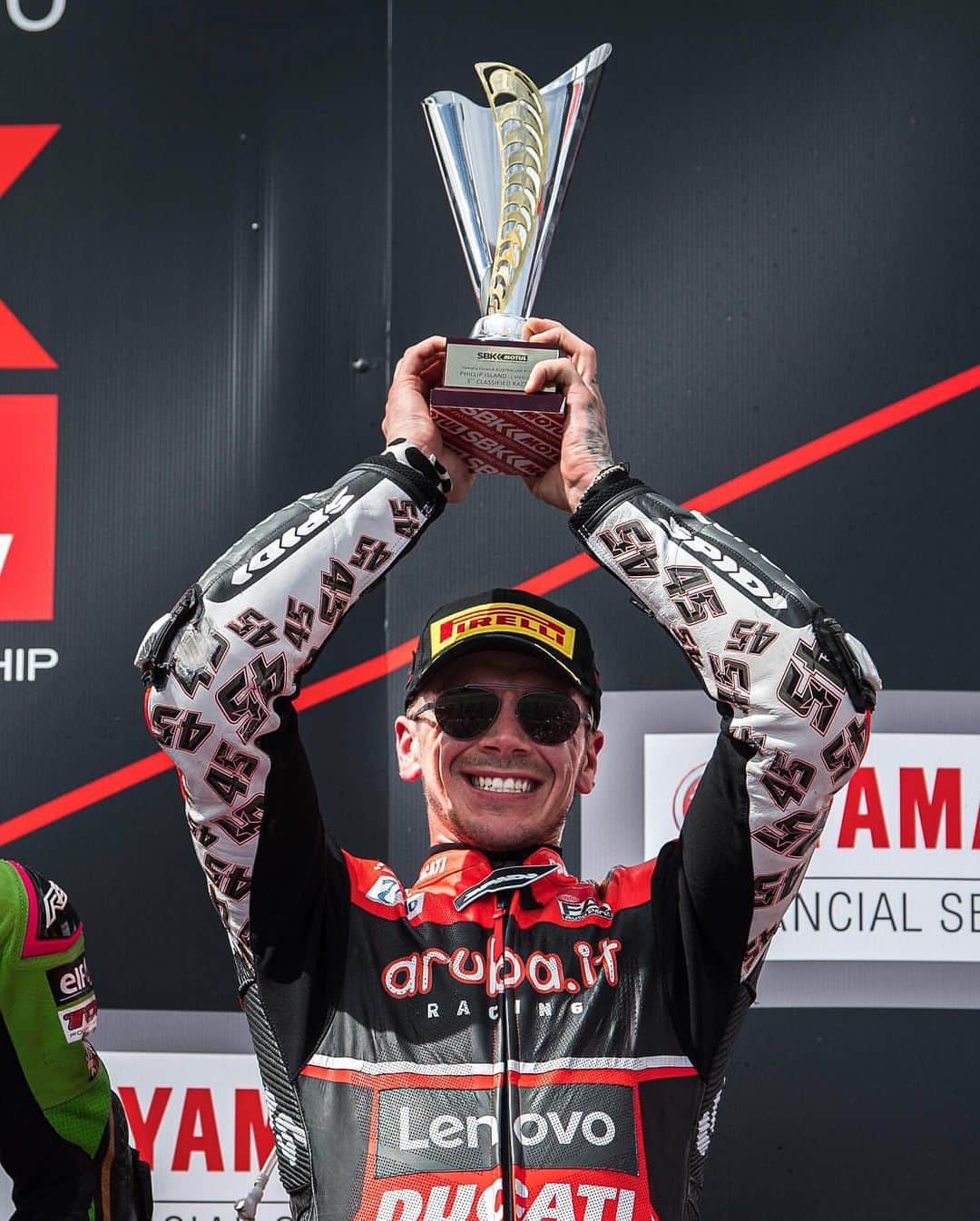 Ducati Japanさんのインスタグラム写真 - (Ducati JapanInstagram)「【SBK】2020スーパーバイク世界選手権第1戦オーストラリア🇦🇺ラウンドがフィリップアイランド・サーキットで開催されました。  土曜日に行われたレース1で、Aruba.it Racing – Ducatiチームのスコット・レディングが初の3位表彰台を獲得、チャズ・デイビスも、素晴らしい追い上げを見せて8位でチェッカーフラッグを受けました。  翌日のスーパーポール・レースとレース2でも、レディングはレース1に続き3位表彰台に登壇しました。 スーパーポールレースで13位と精彩を欠いたデイビスは、レース2では本来の速さを取り戻し5位でフィニッシュ。  次戦カタール🇶🇦ラウンドは、3月13日～15日にロサイル・インターナショナルサーキットで開催される予定です。 引き続きAruba-.it Racing – Ducatiチームへのご声援をよろしくお願いします!  #ArubaRacing #Ducati #ForzaDucati #SBK #ドゥカティ #パニガーレV4 #AusWorldSBK」3月2日 13時36分 - ducatijapan