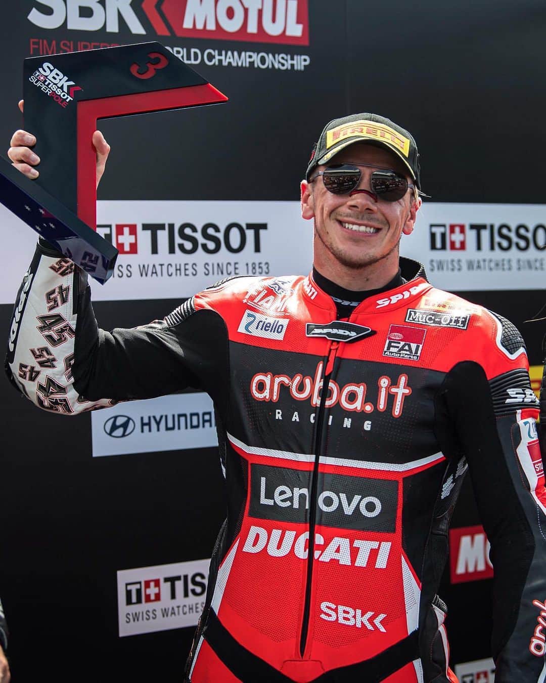 Ducati Japanさんのインスタグラム写真 - (Ducati JapanInstagram)「【SBK】2020スーパーバイク世界選手権第1戦オーストラリア🇦🇺ラウンドがフィリップアイランド・サーキットで開催されました。  土曜日に行われたレース1で、Aruba.it Racing – Ducatiチームのスコット・レディングが初の3位表彰台を獲得、チャズ・デイビスも、素晴らしい追い上げを見せて8位でチェッカーフラッグを受けました。  翌日のスーパーポール・レースとレース2でも、レディングはレース1に続き3位表彰台に登壇しました。 スーパーポールレースで13位と精彩を欠いたデイビスは、レース2では本来の速さを取り戻し5位でフィニッシュ。  次戦カタール🇶🇦ラウンドは、3月13日～15日にロサイル・インターナショナルサーキットで開催される予定です。 引き続きAruba-.it Racing – Ducatiチームへのご声援をよろしくお願いします!  #ArubaRacing #Ducati #ForzaDucati #SBK #ドゥカティ #パニガーレV4 #AusWorldSBK」3月2日 13時36分 - ducatijapan