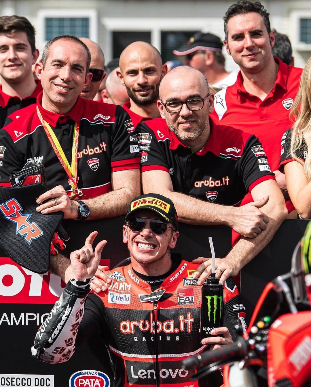 のインスタグラム：「【SBK】2020スーパーバイク世界選手権第1戦オーストラリア🇦🇺ラウンドがフィリップアイランド・サーキットで開催されました。  土曜日に行われたレース1で、Aruba.it Racing – Ducatiチームのスコット・レディングが初の3位表彰台を獲得、チャズ・デイビスも、素晴らしい追い上げを見せて8位でチェッカーフラッグを受けました。  翌日のスーパーポール・レースとレース2でも、レディングはレース1に続き3位表彰台に登壇しました。 スーパーポールレースで13位と精彩を欠いたデイビスは、レース2では本来の速さを取り戻し5位でフィニッシュ。  次戦カタール🇶🇦ラウンドは、3月13日～15日にロサイル・インターナショナルサーキットで開催される予定です。 引き続きAruba-.it Racing – Ducatiチームへのご声援をよろしくお願いします!  #ArubaRacing #Ducati #ForzaDucati #SBK #ドゥカティ #パニガーレV4 #AusWorldSBK」