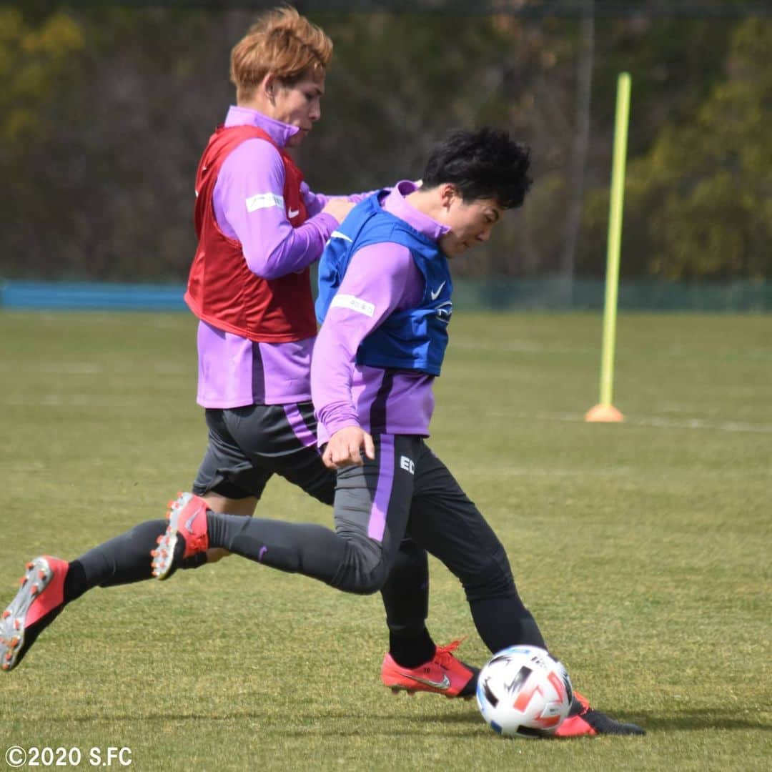 サンフレッチェ広島さんのインスタグラム写真 - (サンフレッチェ広島Instagram)「本日も吉田サッカー公園でトレーニング‼️ ボール回しや実践形式などに精力的に取り組みました⚽✨ 選手たちの笑顔も見られ、チームの雰囲気は良好です😊👏 . #森島司 選手 #永井龍 選手 #野上結貴 選手 #青山敏弘 選手 #佐々木翔 選手 #鮎川峻 選手 #柴崎晃誠 選手 #松本泰志 選手 #ドウグラス・ヴィエイラ 選手 #ハイネル 選手 #サンフレッチェ  #sanfrecce  #積攻  #広報カメラ」3月2日 13時38分 - sanfrecce.official