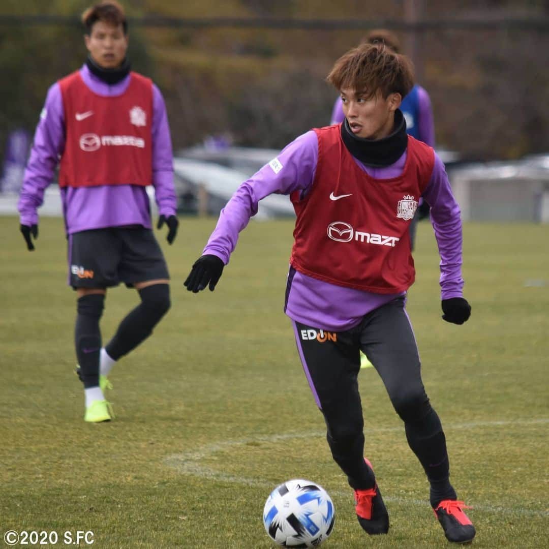 サンフレッチェ広島さんのインスタグラム写真 - (サンフレッチェ広島Instagram)「本日も吉田サッカー公園でトレーニング‼️ ボール回しや実践形式などに精力的に取り組みました⚽✨ 選手たちの笑顔も見られ、チームの雰囲気は良好です😊👏 . #森島司 選手 #永井龍 選手 #野上結貴 選手 #青山敏弘 選手 #佐々木翔 選手 #鮎川峻 選手 #柴崎晃誠 選手 #松本泰志 選手 #ドウグラス・ヴィエイラ 選手 #ハイネル 選手 #サンフレッチェ  #sanfrecce  #積攻  #広報カメラ」3月2日 13時38分 - sanfrecce.official