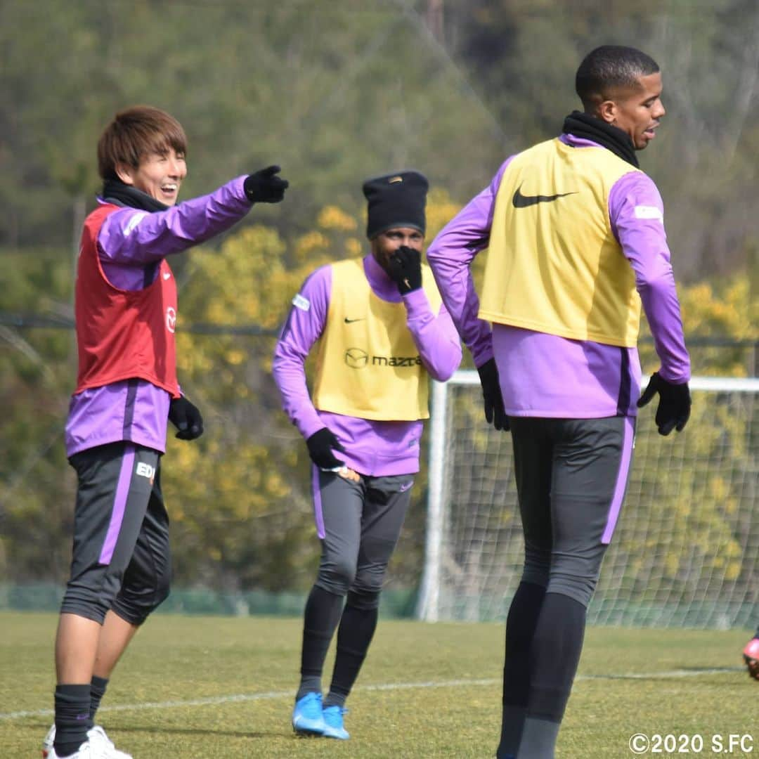 サンフレッチェ広島さんのインスタグラム写真 - (サンフレッチェ広島Instagram)「本日も吉田サッカー公園でトレーニング‼️ ボール回しや実践形式などに精力的に取り組みました⚽✨ 選手たちの笑顔も見られ、チームの雰囲気は良好です😊👏 . #森島司 選手 #永井龍 選手 #野上結貴 選手 #青山敏弘 選手 #佐々木翔 選手 #鮎川峻 選手 #柴崎晃誠 選手 #松本泰志 選手 #ドウグラス・ヴィエイラ 選手 #ハイネル 選手 #サンフレッチェ  #sanfrecce  #積攻  #広報カメラ」3月2日 13時38分 - sanfrecce.official