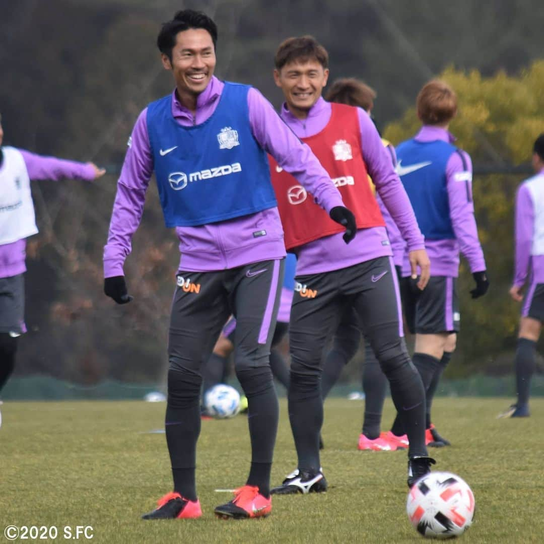 サンフレッチェ広島さんのインスタグラム写真 - (サンフレッチェ広島Instagram)「本日も吉田サッカー公園でトレーニング‼️ ボール回しや実践形式などに精力的に取り組みました⚽✨ 選手たちの笑顔も見られ、チームの雰囲気は良好です😊👏 . #森島司 選手 #永井龍 選手 #野上結貴 選手 #青山敏弘 選手 #佐々木翔 選手 #鮎川峻 選手 #柴崎晃誠 選手 #松本泰志 選手 #ドウグラス・ヴィエイラ 選手 #ハイネル 選手 #サンフレッチェ  #sanfrecce  #積攻  #広報カメラ」3月2日 13時38分 - sanfrecce.official