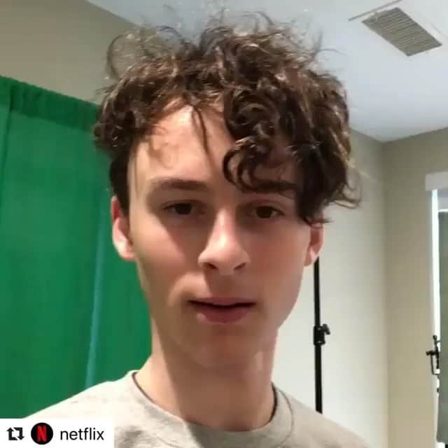ワイヤット・オレフのインスタグラム：「@netflix lol」