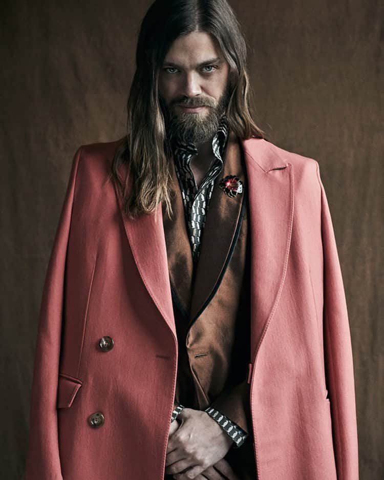のインスタグラム：「Italian don Tom says sunday service is in session. Care to confess your sins? #SundayService #NiceThreads #LongHairDontCare」