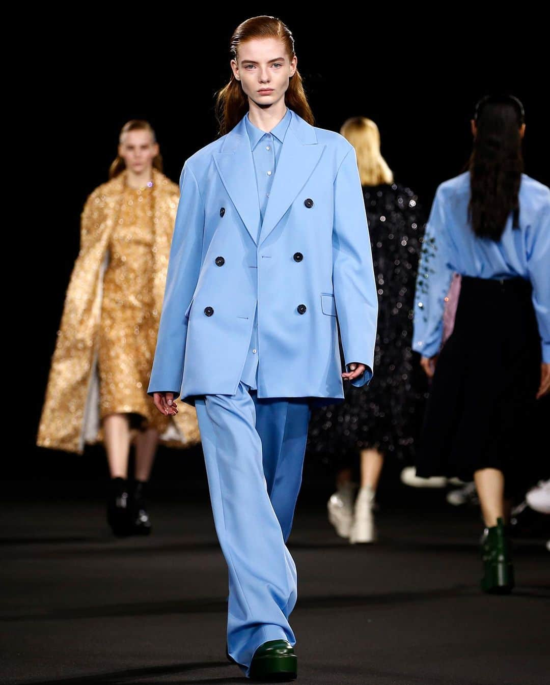 Fashion Weekさんのインスタグラム写真 - (Fashion WeekInstagram)「From soft billowing layers to vibrant and showy, see a few highlights from the #PFW runway at @rochasofficial. Photos by @gettyimages」3月2日 5時02分 - fashionweek