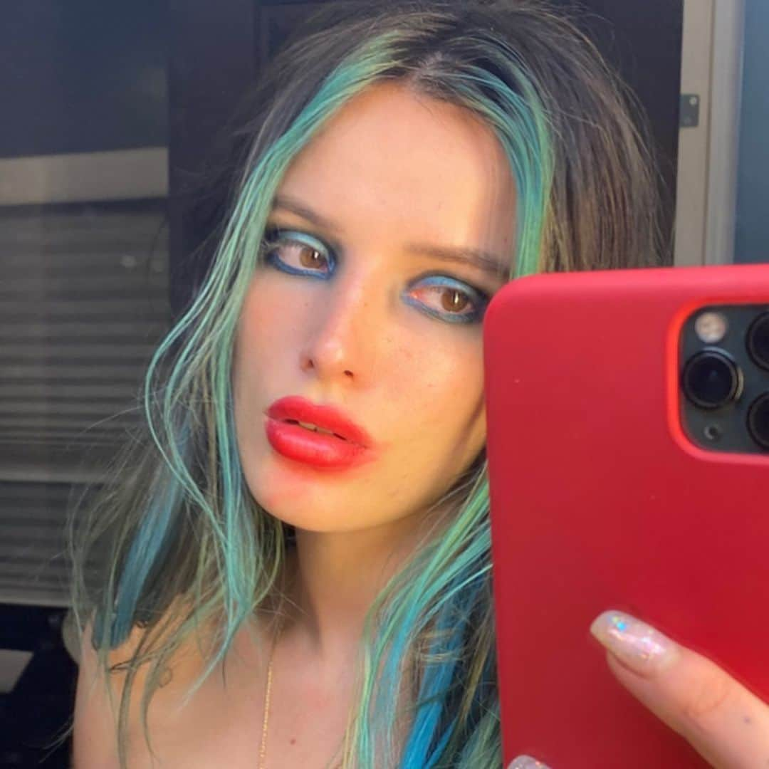 ベラ・ゾーンさんのインスタグラム写真 - (ベラ・ゾーンInstagram)「Last night was rough ;) on my movie set」3月2日 5時35分 - bellathorne