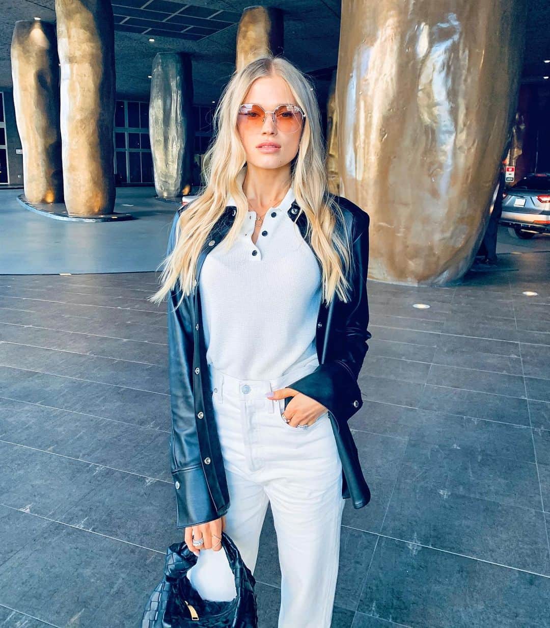 ヴィタ・シドルキナのインスタグラム：「Playing it cool😎」