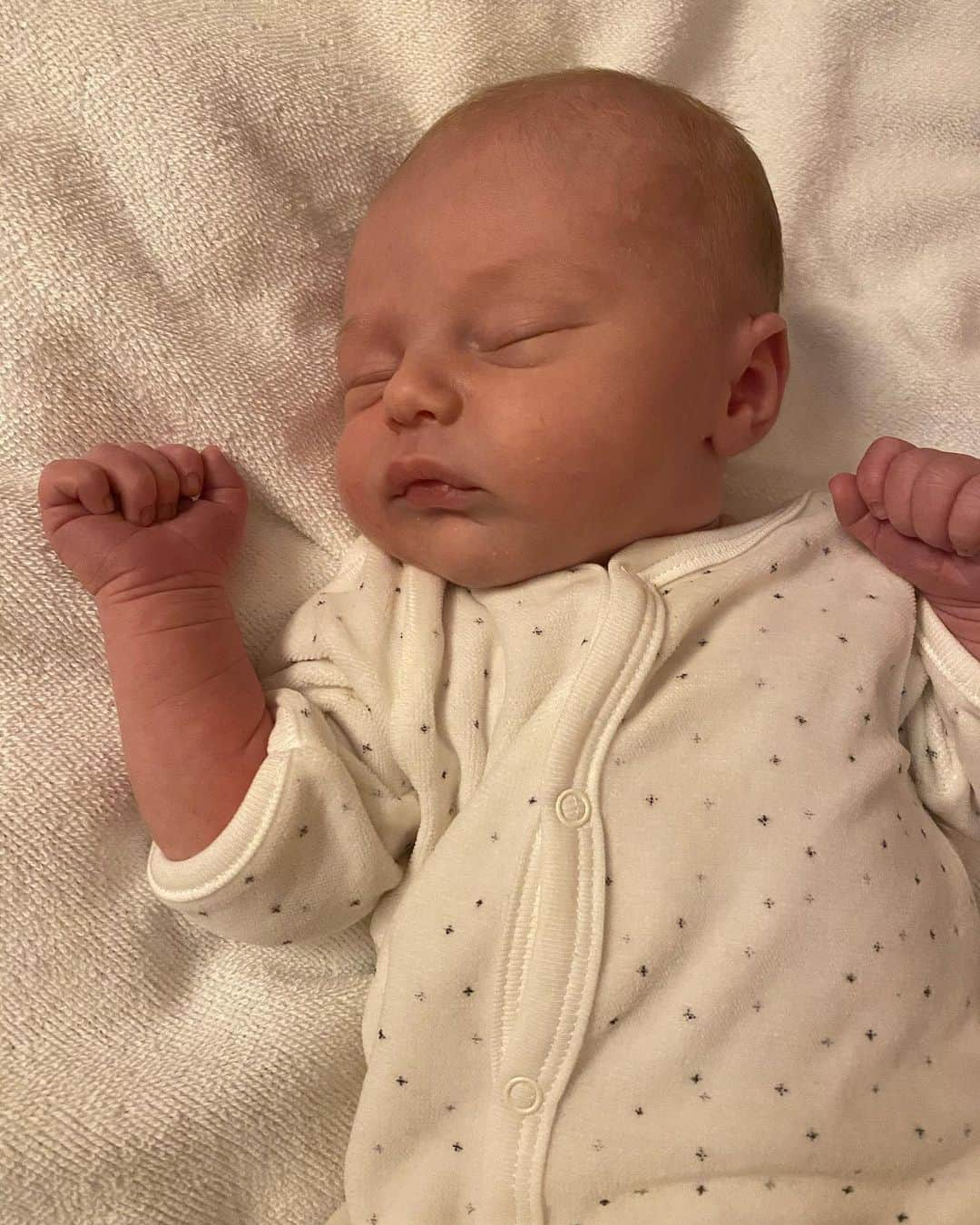 リヴ・タイラーさんのインスタグラム写真 - (リヴ・タイラーInstagram)「💗 @chelsannat @jonfoster welcome to the world beautiful Vincent Frank Foster 💗 well done mommy and daddy. We love you so much !!! 💗 our wolf pack grows.」3月2日 6時04分 - misslivalittle