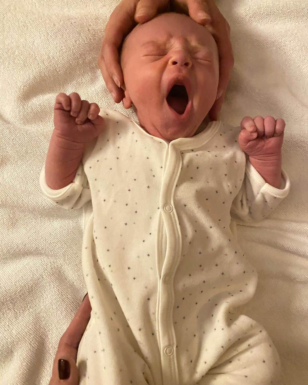 リヴ・タイラーさんのインスタグラム写真 - (リヴ・タイラーInstagram)「💗 @chelsannat @jonfoster welcome to the world beautiful Vincent Frank Foster 💗 well done mommy and daddy. We love you so much !!! 💗 our wolf pack grows.」3月2日 6時04分 - misslivalittle