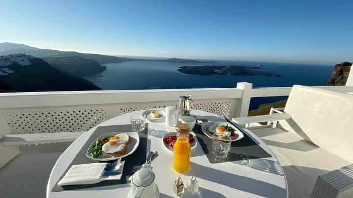 のインスタグラム：「my 1/10585 morning.. somewhere on planet..☁️🌍 magical moment🕊🍊 #Greece #Santorini」