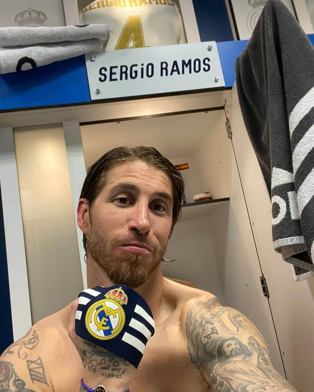 セルヒオ・ラモスさんのインスタグラム写真 - (セルヒオ・ラモスInstagram)「Juntos hasta el final. 🤍 Together until the end. 🤍 #HalaMadrid #PulseraDelGranPoderByPaqui」3月2日 7時12分 - sergioramos