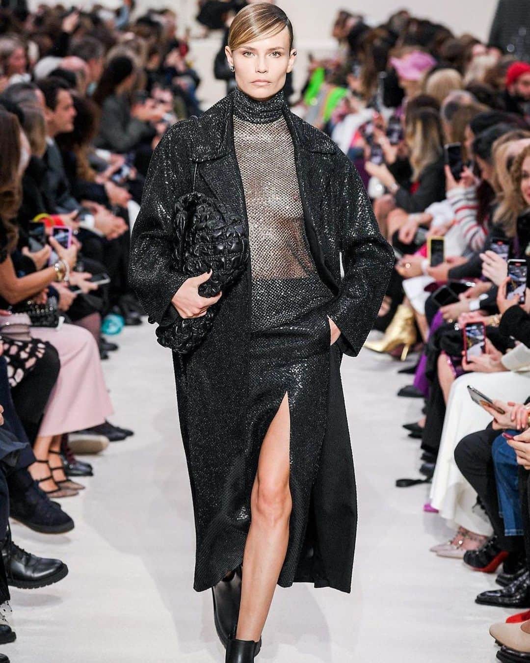 ナターシャ・ポーリーのインスタグラム：「Power Of V @maisonvalentino 🖤🥀 Thank You @pppiccioli @italia3bis #JoeMcKenna Casting By @italia3bis Style By #JoeMcKenna Make Up By @patmcgrathreal  Hair By @guidopalau」