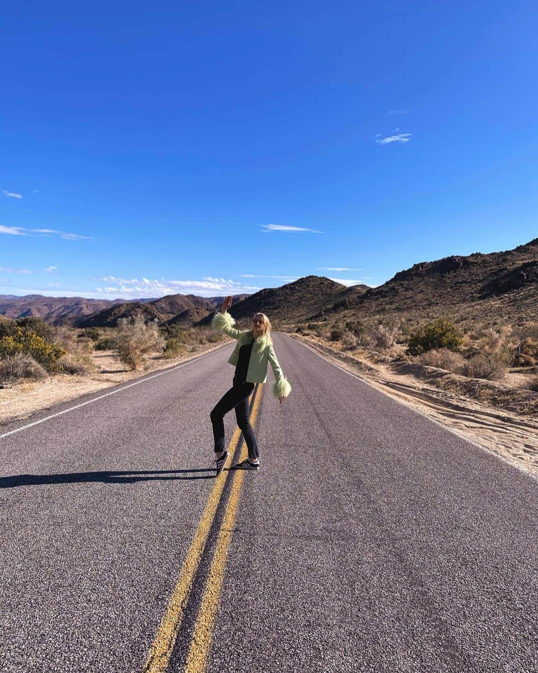 さんのインスタグラム写真 - (Instagram)「Cowboy Land🌵 #goestonatureonce #cacti」3月2日 7時28分 - isabelgetty