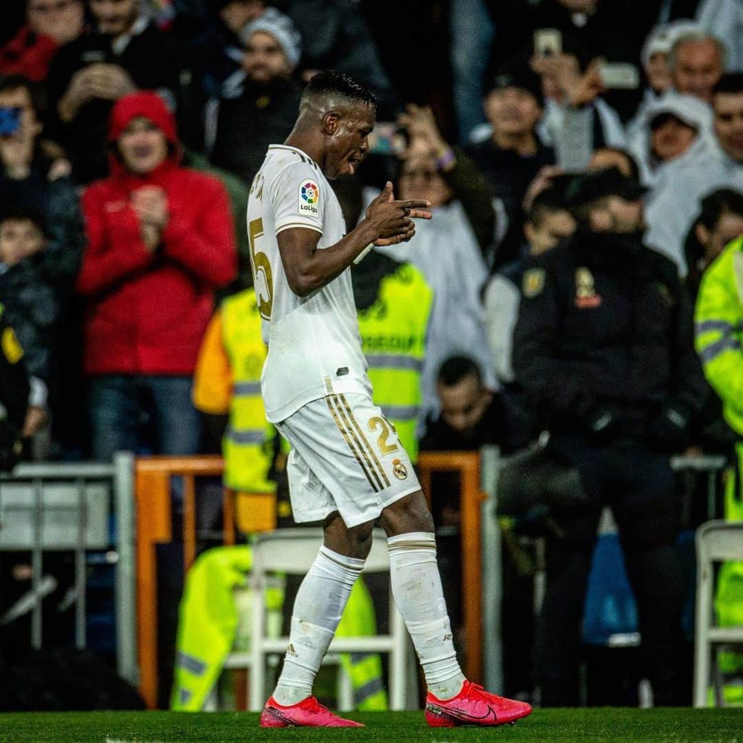 ヴィニシウス・ジュニオールのインスタグラム：「Historia que tú hiciste  Historia por hacer... ⚪️⚽️」