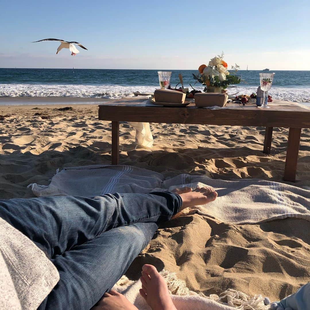 サマンサ・ドロークのインスタグラム：「What a date! Ever since we’ve had Haevyn we’ve been so busy with work and taking care of her that we have not had us time. So I had help with @thepicnic.collective and surprised Eric with this amazing little day date on the beach. ❤️ You guys I literally cried. Haha! I love my baby, but man I love my husband and miss our time together. So this was perfect for us! #justthetwoofus #parents #marriage」