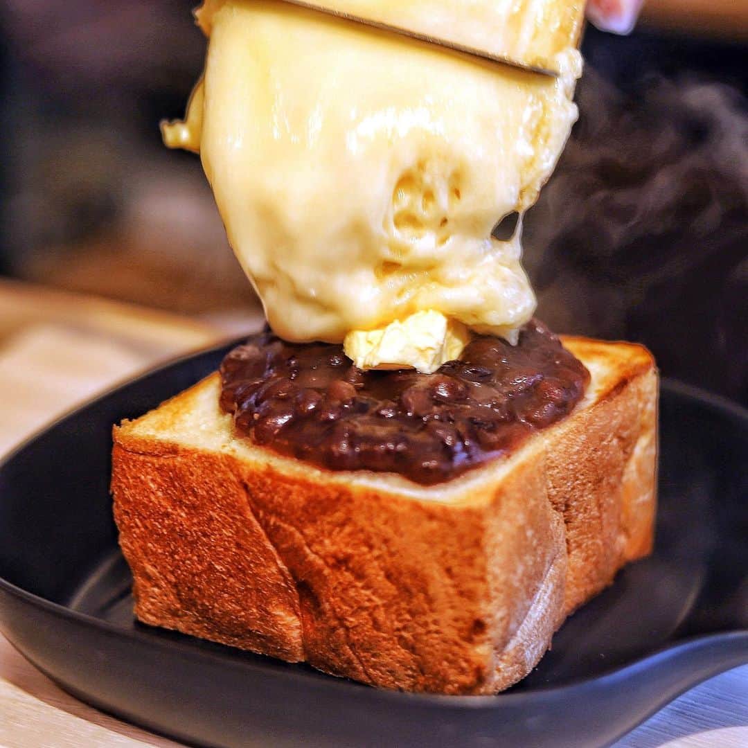のインスタグラム：「. .  raclette&coffee @raclette_and_coffee あんバター と ラクレット。  ねえ、 もう、 “無敵"、 この二文字に 全てが尽きた。  #racletteandcoffee #ラクレット#kyoto#kyotogourmet」