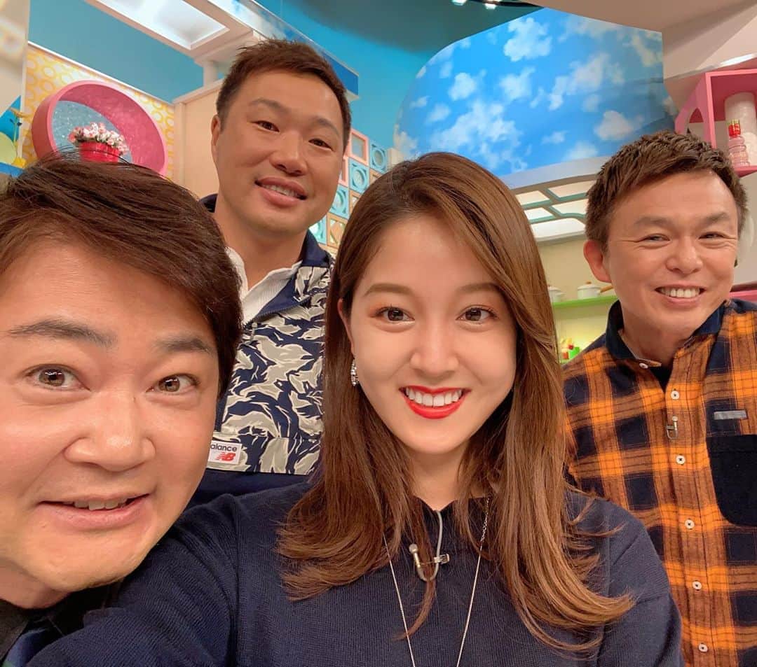 のインスタグラム：「今朝もおは朝ご覧いただきありがとうございマッチョ❣️ 番組でも告知しましたが、今日からチャリティーで、メルカリに私物を出品しますー❗️イタリアの「ハイドロゲン」のジャージを出しました。買った時は確か7〜8万円くらいやったかな？それを、あの七井くんが値段づけしたみたい！なんぼにしたんやろ？昼すぎにメルカリで「#おは朝サンゴ」で検索してみてくださいネ😄 #おは朝 #おはよう朝日です #津田理帆  #チャイボーグ #チャイボーグメイク #だれウマ #正木明 #マッキーさん #関本賢太郎 #ハイドロゲン  #山岸久朗 #山岸弁護士」