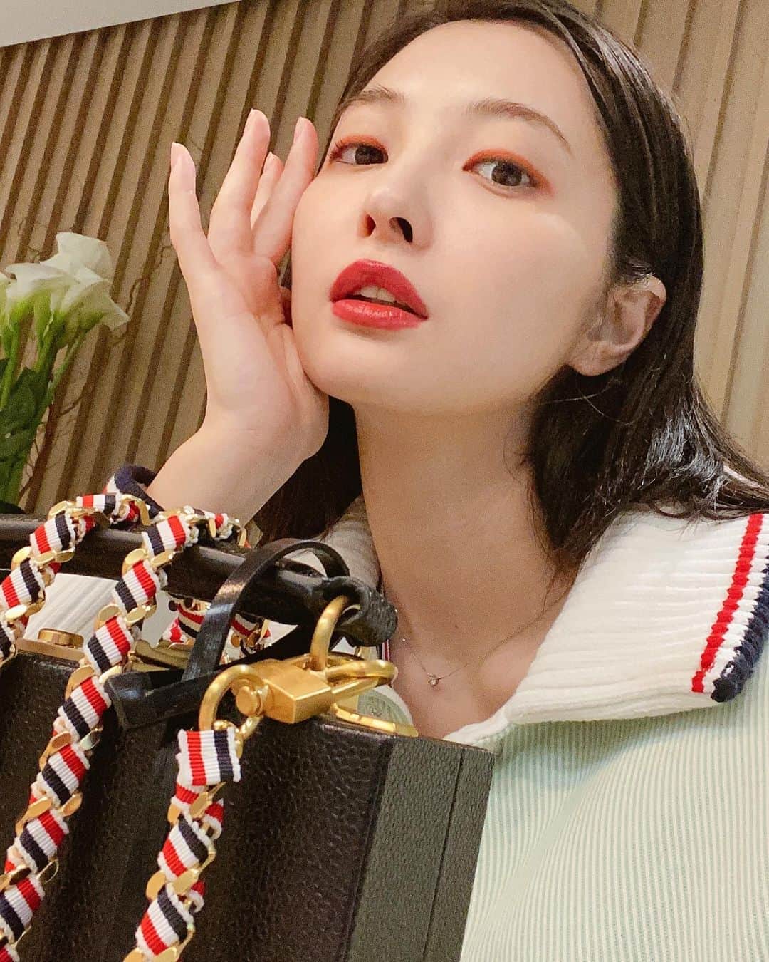 大石絵理のインスタグラム：「今日のメイクは @shiro_japan のオレンジシャドウでラインのように引いてみました😋💄 リップはクレヨンでオーバーめに💘 @revlonjapan のストライキングというカラーです🥰 私は @accorder.ebisu でラッシュリフトしてるので、マスカラもなし！ 5分で終わるメイク😂👍」