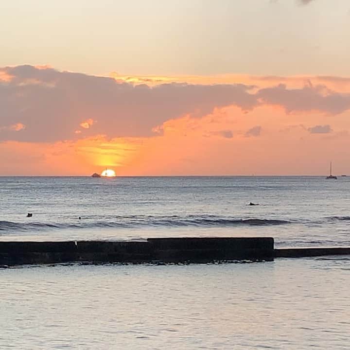 Hundred Dreamsのインスタグラム：「Waikiki Sunset」