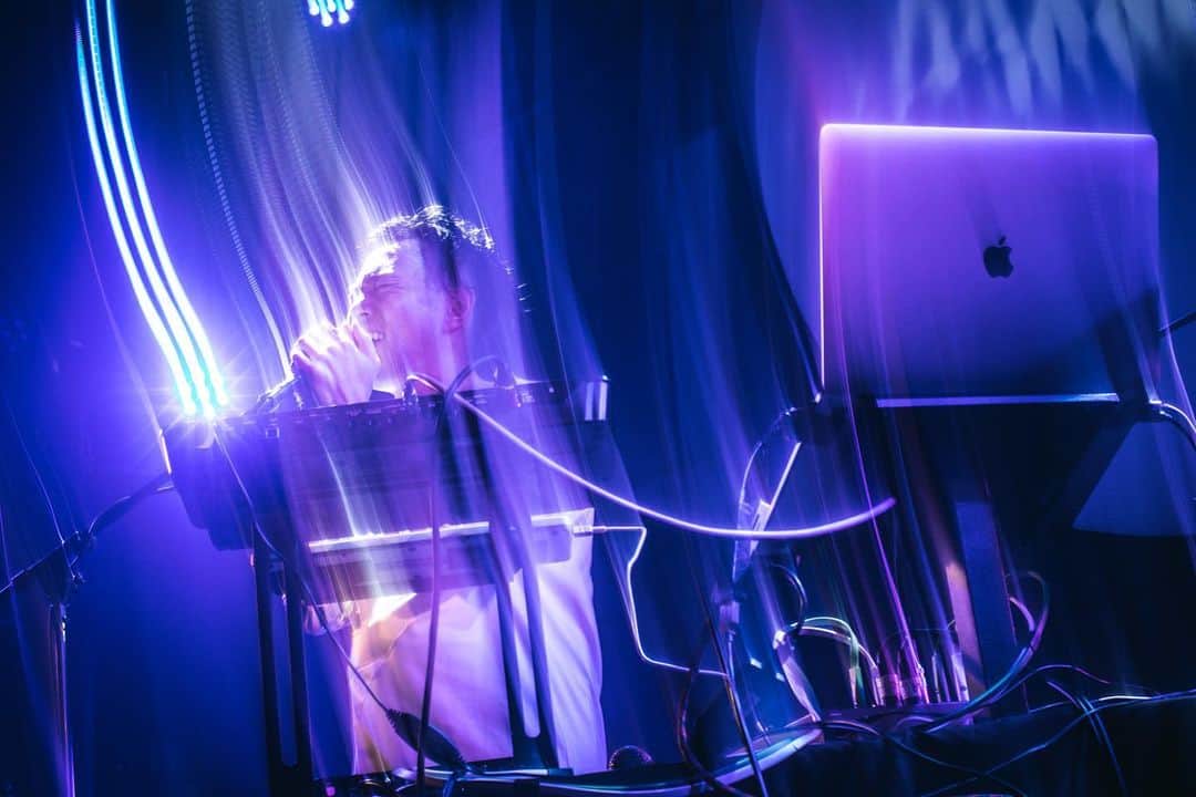 𝐑𝐄𝐀𝐓𝐌𝐎のインスタグラム：「🎤 on February 26th, 2020 Photo by @shinsukagram  Costume by @yuimanakazato  VJ @yosukeohno  #beatbox #show #ableton #abletonlive #livephoto #yuimanakazato #galaxy #REATMO」