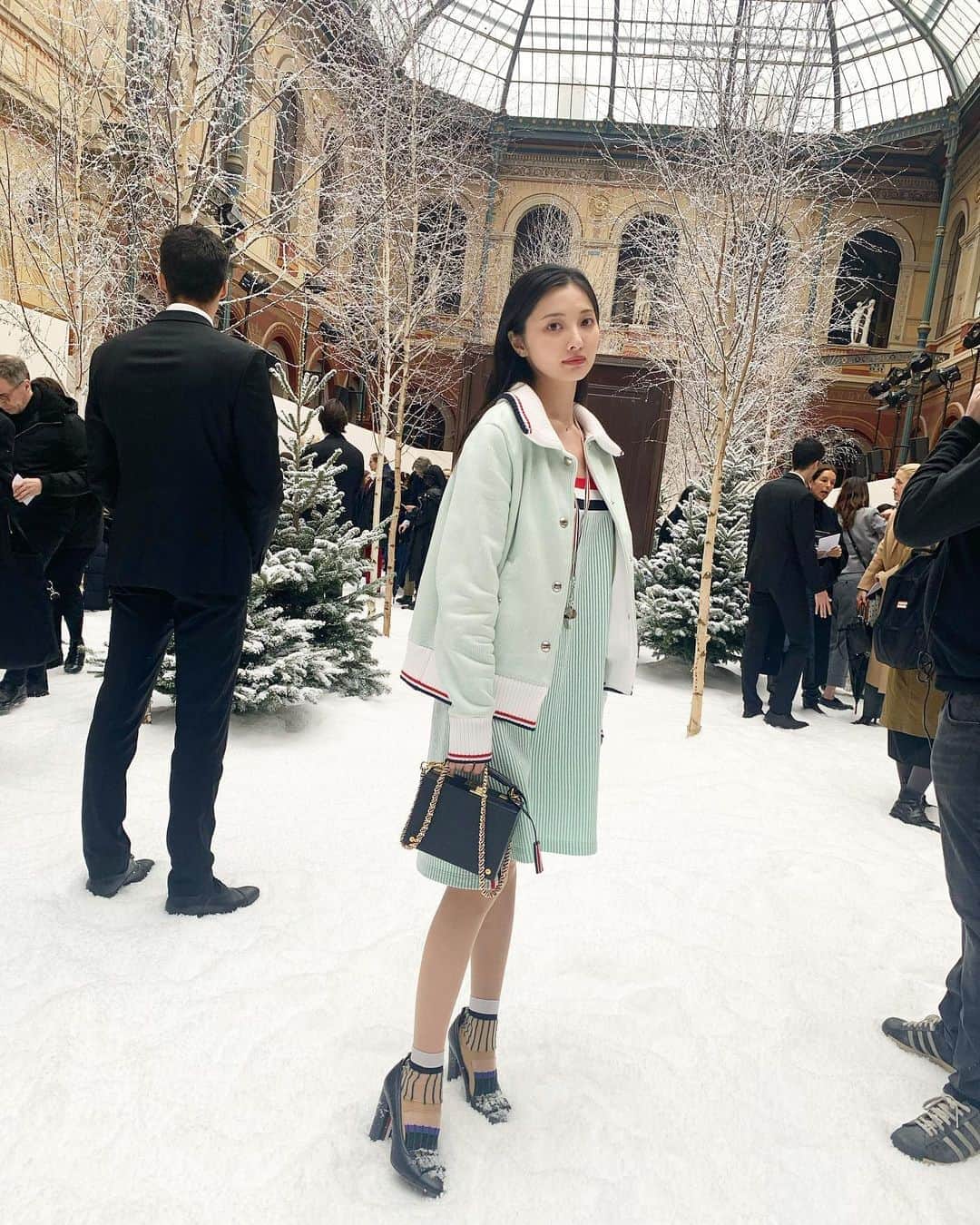 大石絵理のインスタグラム：「初めて、 @thombrownenyのショーを見させて頂きました❤︎ 会場には雪が積もっていて、音楽はピアノベース。 男女で同じ服を着ているルックが目立っていて、いまの時代らしくて素敵なテーマだなと感じました🥰 ジャケット型のボトムや、ボトム型のジャケットもあり、エレガントさを残しつつ、ユーモアに溢れてた💘💖 見ていてワクワクするショーでした😆 私が着ているのも、すべて @thombrownenyです！ 肌に馴染む淡いグリーンがかわいい😍💜」