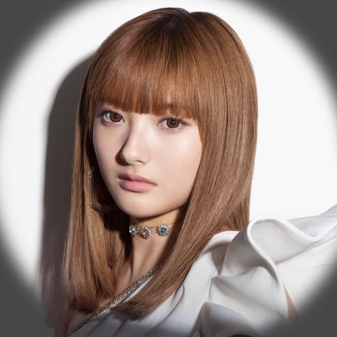 M∙A∙C Cosmetics Japanのインスタグラム：「ㅤ ライトフルC シリーズで手に入れる、スポットライトをフルに浴びたような輝くツヤ肌✨ 次世代アーティストとして注目を集める【安⻫かれん】との限定ビジュアルが本日3/2〜全国のM･A･C店舗に登場！  ㅤ どんなメイクにも素肌と一体化するパーソナライズされた肌作りが今季の主役です。 引き続き取り入れたい【光を味方につけた⽴体感のあるツヤ肌】も、1人1人の素肌に合わせてコーディネートするのが旬🌸 ㅤ アジア人の肌と気候を考えて開発され、肌との一体感を叶えられるライトフルC シリーズから、お肌の状態やお好みに合わせて自分にピッタリのファンデーションをチョイスしてみてください💡 ㅤ フィルターをかけたような柔らかマット肌に仕上げるにはパウダーファンデーション「ライトフル C+ SPF 30 ファンデーション」がオススメ💡 ㅤ ㅤ ㅤ Artist @kalenanzai Makeup @rumikoikedaharrismakeup Hair @tomochin111111 Styling @ribbon8 Photo @sasaguchi_photo Art Direction @midori_kawano　 ㅤ ㅤ ㅤ #MACLightfulC #SpotlightReady #MACライトフル #MACCosmeticsJapan #MACコスメ #MACCosmetics #コスメ #メイク #ファンデ #ファンデーション #パウダーファンデーション #ベースメイク #カバー力 #柔らかマット肌 #テカらない #makeup #basemakeup #cosmetics #foundation #beauty #安斉かれん #kalenanzai #MACKALENANZAI」
