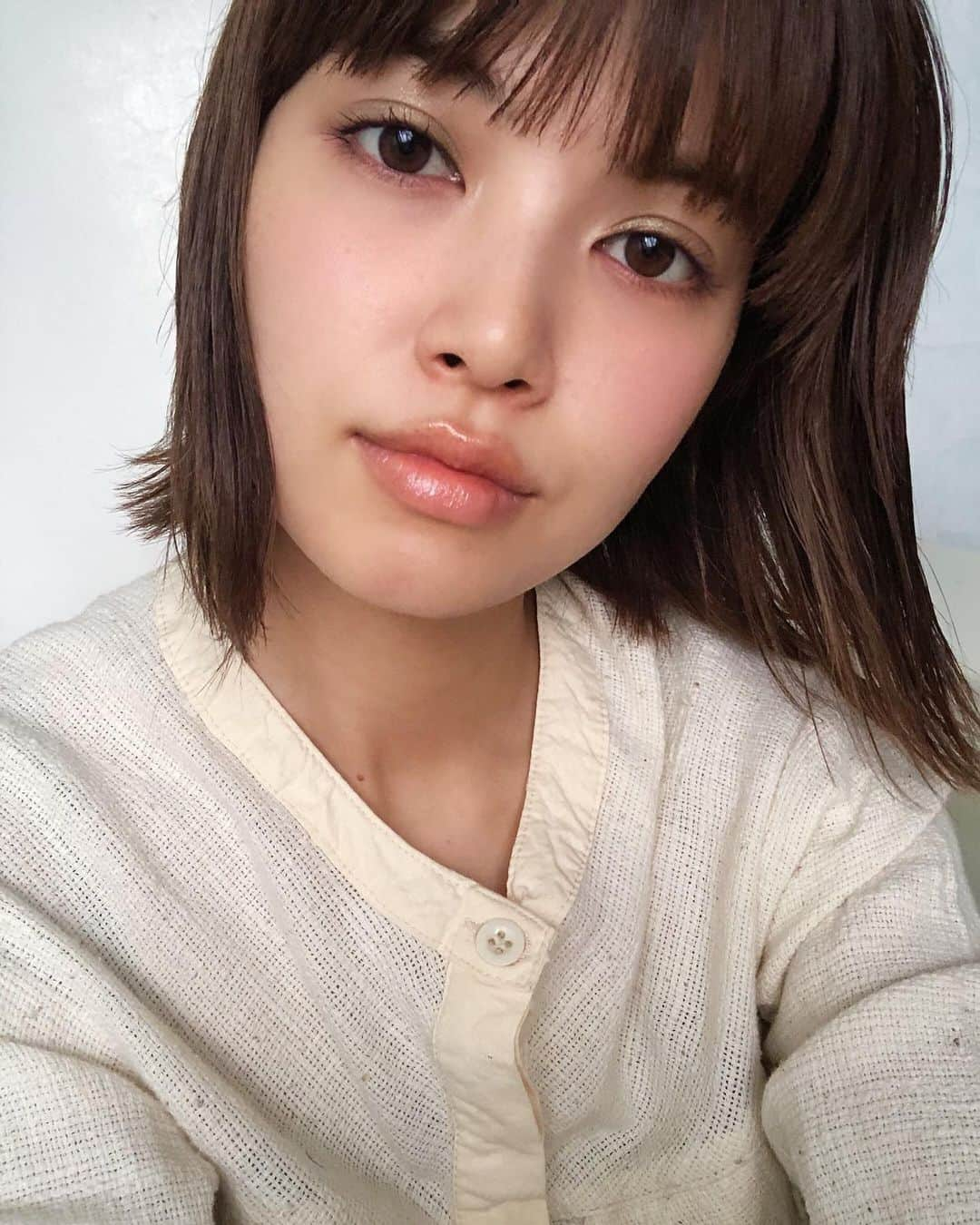 垣内彩未さんのインスタグラム写真 - (垣内彩未Instagram)「こんなお天気なので 特に出かける予定もないのですが、 いつもと違うアイテムを使ってメイクしてみました🌿  ローラメルシエのプライマーは やりすぎない艶感が、 セミマット肌派の私にも使いやすいです。 モイスティーヌのUVクリームと 1:1くらいの割合で混ぜて使いました。  目元は to/oneのリキッドアイシャドウと ロングラッシュマスカラ。  エヴァンゲリオン初号機や バズライトイヤーがそうであるように、笑 グリーン×パープルは とっても相性が良くて可愛いなぁ、と。🌿🟪 私は似合わないカラーマスカラも 結構あるけれど このパープルはめちゃくちゃ使いやすい！ カラーマスカラに抵抗があるけれど チャレンジしてみたい人に ピッタリな気がします🦄  リップは SHIROのエッセンスオイルリップカラー🍊  #仕上がりはswipeにて #kakiuchiayami_item」3月2日 13時52分 - kakiuchiayami