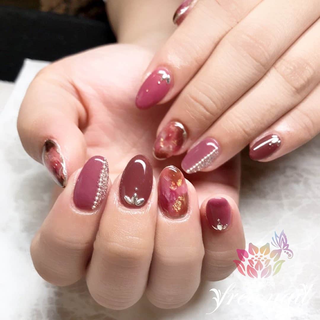 free nail フリーネイルのインスタグラム：「. お客様ネイル💅🏻🌹 . ローズカラー大理石ネイル🌹✨ . 大人シック🍷✨ . ご来店ありがとうございました🙇🏻‍♀️🙇🏻‍♀️🙇🏻‍♀️💗 . #ネイルアート #ジェルネイル #ネイルサロン #大阪ネイルサロン #ネイルデザイン #ネイルチェンジ #大理石ネイル #金箔ネイル #スタッズネイル #ネイルパーツ #オーバルネイル #ボルドーネイル #ピンクネイル #デザインネイル #トレンドネイル #シンプルネイル #大人ネイル #春ネイル #springnails #nailsart #nailsdid #美甲 #日式美甲 #日式美甲胶 #日本美甲师 #日本美甲老师 #美甲上课 #日本胶 #フリーネイル #freenail」