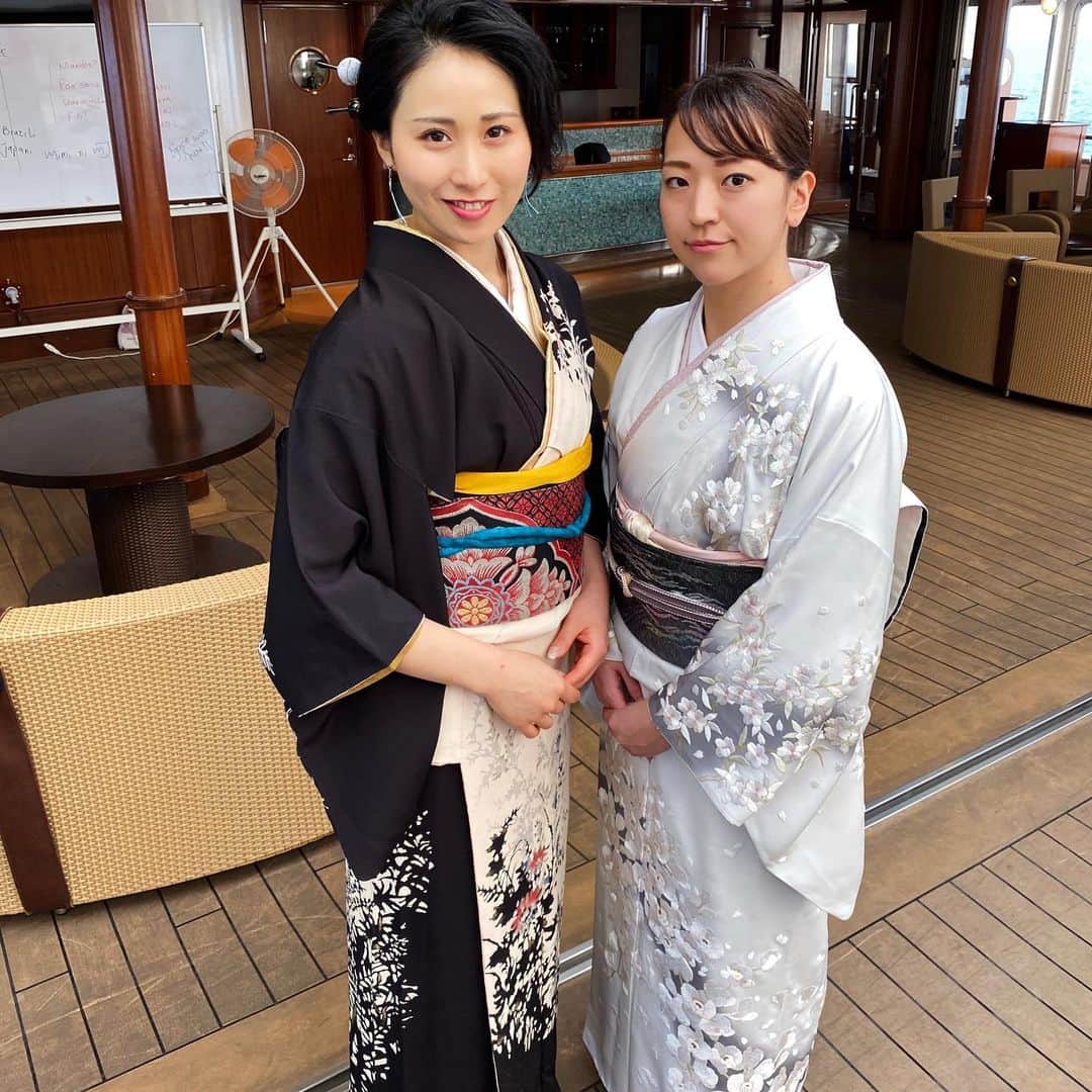 宇田恵菜さんのインスタグラム写真 - (宇田恵菜Instagram)「Beautiful and lovely kimono by @uchinopotemayo . Thank you for choosing these for me :) Shot by amazing  @_odorupanda_ 💓 ——————- 今回、この船の乗船にあたり着物を買うというビッグイベント。 もちろん実家にもあるのですが母親に相談したところ、誰が触るかわからないしクリーニングにすぐだせないからダメ。と、持ち出し禁止に。 そこでずっとインスタでみつけて気になっていた、アンティークのおしゃれな着物屋さんへ。 そちらが　@uchinopotemayo  さん。 ————- なんといってもセンスがよくて置いてる着物の、私好み。 12月に行かせてもらい、のりえさんと何時間もかけて吟味して選んだのがこの２つ‼️‼️‼️‼️ 大正ロマンぽいカジュアル着物と、パリっと個性派な訪問着。 私は身長よりも更に腕が長いから着物買う時必ずちんちくりんになるんだけども、本人が良ければそれがアンティークだからいーと思いますよ、と言われて、私はokだから購入しました💓もちろん丈も足りてないからブーツでごまかしてます。笑 髪型も着物に合わせてかえて、髪飾りもかえています。 本当にお気に入りの２つだから、これからも着たいな💋 また遊びに行きます😘😘 - ———- そして今回の旅では何回衣装チェンジするの？てレベルで衣装変えまくりました🤣🤣🤣やぱお洋服大好き。 - ————- #casting  #actress  #キャスティング #女優 #役者  #愛媛出身 #愛媛県松山市 #actresslife #宇田恵菜 #世界青年の船  #swy #swy32 #内閣府 #青年国際交流 #にっぽん丸 #SWY32  #nipponmaru #kimono #Japanese #traditionaljapanese #着物　#キモノ葉月　#和服女子　#kimonostyle #kimonofashion #訪問着　#着物コーディネート」3月2日 8時33分 - ena2727