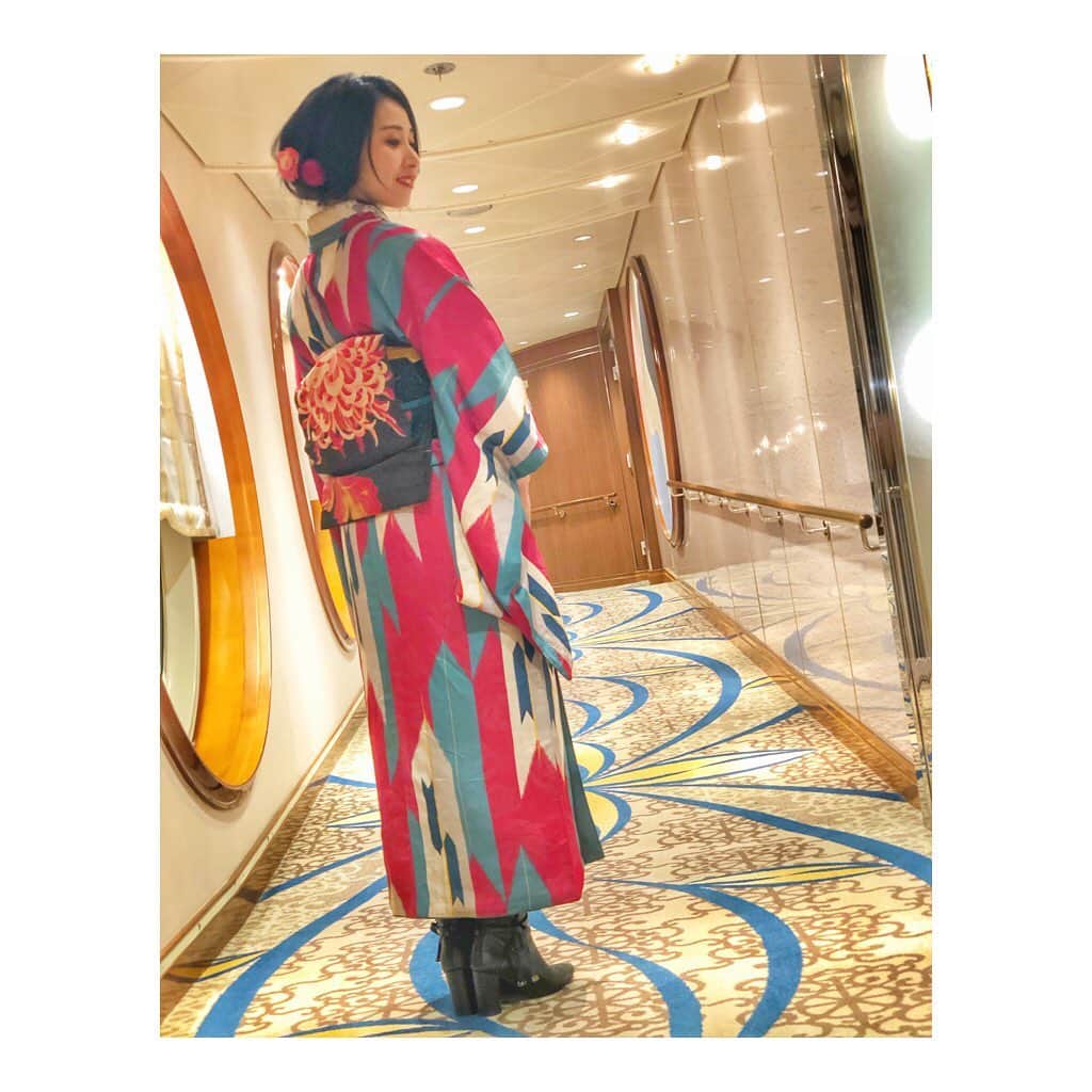 宇田恵菜さんのインスタグラム写真 - (宇田恵菜Instagram)「Beautiful and lovely kimono by @uchinopotemayo . Thank you for choosing these for me :) Shot by amazing  @_odorupanda_ 💓 ——————- 今回、この船の乗船にあたり着物を買うというビッグイベント。 もちろん実家にもあるのですが母親に相談したところ、誰が触るかわからないしクリーニングにすぐだせないからダメ。と、持ち出し禁止に。 そこでずっとインスタでみつけて気になっていた、アンティークのおしゃれな着物屋さんへ。 そちらが　@uchinopotemayo  さん。 ————- なんといってもセンスがよくて置いてる着物の、私好み。 12月に行かせてもらい、のりえさんと何時間もかけて吟味して選んだのがこの２つ‼️‼️‼️‼️ 大正ロマンぽいカジュアル着物と、パリっと個性派な訪問着。 私は身長よりも更に腕が長いから着物買う時必ずちんちくりんになるんだけども、本人が良ければそれがアンティークだからいーと思いますよ、と言われて、私はokだから購入しました💓もちろん丈も足りてないからブーツでごまかしてます。笑 髪型も着物に合わせてかえて、髪飾りもかえています。 本当にお気に入りの２つだから、これからも着たいな💋 また遊びに行きます😘😘 - ———- そして今回の旅では何回衣装チェンジするの？てレベルで衣装変えまくりました🤣🤣🤣やぱお洋服大好き。 - ————- #casting  #actress  #キャスティング #女優 #役者  #愛媛出身 #愛媛県松山市 #actresslife #宇田恵菜 #世界青年の船  #swy #swy32 #内閣府 #青年国際交流 #にっぽん丸 #SWY32  #nipponmaru #kimono #Japanese #traditionaljapanese #着物　#キモノ葉月　#和服女子　#kimonostyle #kimonofashion #訪問着　#着物コーディネート」3月2日 8時33分 - ena2727