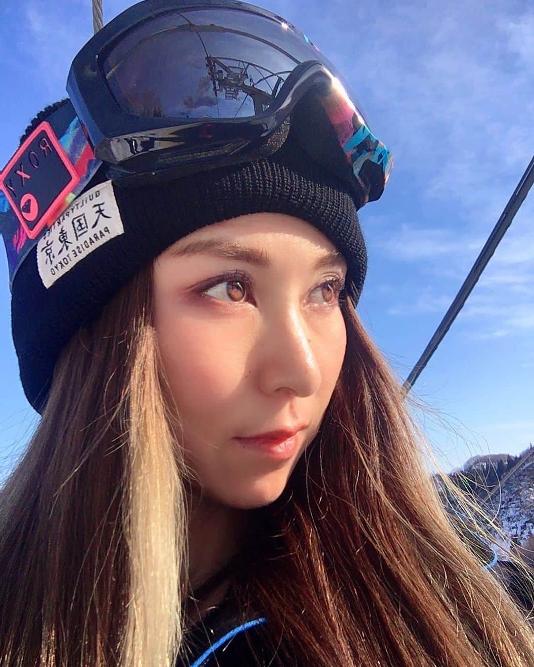 MEGUMIのインスタグラム：「柄のウエアに飽きちゃって 昔着てたウエアをひっぱり出してオールブラックにした🖤 @wackomaria_guiltyparties のニット帽がぴったりだった🖤  #天国東京#wackomaria#スノボ女子#snowboarding#beanie#リフトの上からドアップでこんにちは」