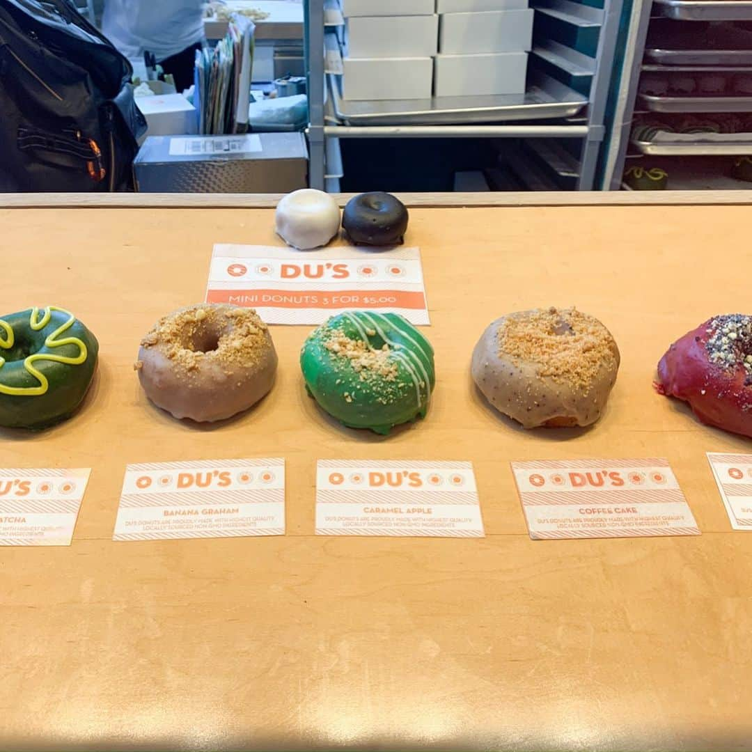 早川茉希さんのインスタグラム写真 - (早川茉希Instagram)「【ブルックリンの人気ドーナツ店🍩】 📍Peter Pan Donut & Pastry Shop(pic1〜4)  インスタでよく見かける お手頃で美味しいドーナツショップ😻 こちらはお持ち帰りにして、 自宅でいただきました🍩🙏🏻 ・ 📍Du's Donuts & Coffee ☕️(pic5〜9)  こちらも人気店💁‍♀️ 店内で抹茶ドーナツを食べました💚  しっとりしていて甘過ぎず好きだった❣️😋 ・ 普段はそんなにドーナツ食べないけれど、 時々無性に食べたくなるんだよなぁ🥺  #brooklyn #doughnuts #peterpandonuts #dosdonuts #sweetslover #nyc #ny #ドーナツ #ニューヨーク #ブルックリン #スイーツ #ニューヨーク生活 #ブルックリン散策 #時差投稿 #ホリデーシーズン2019 #アメリカ暮らし #makiカフェinニューヨーク #🍩」3月2日 9時02分 - maki_hayakawa