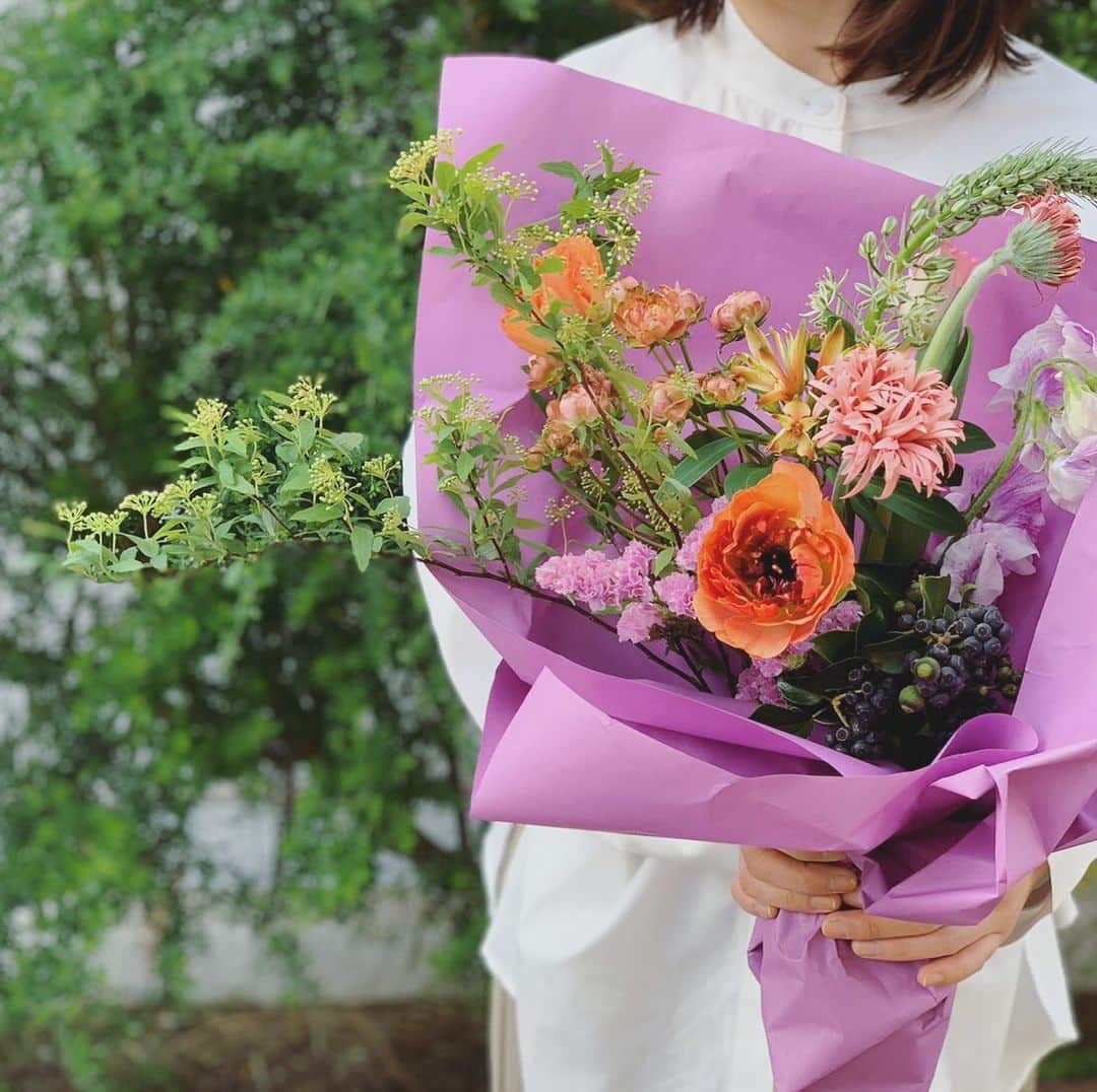前田有紀さんのインスタグラム写真 - (前田有紀Instagram)「3月のスタートですね。2月はguiでは大型の作品制作や撮影が立て込んでいたためお花の配送が出来ませんでしたが、3月は少しずつギフト用のお花の配送を再開させています。早速ご注文くださってる皆様、本当にありがとうございます。 . guiでは、一番鮮度のいい状態でお届けできるように市場で仕入れた日に配送しているので、お送りできる日に限りがありますが、それでもお花を贈りたい！という方がいましたらご相談くださいね。リースやスワッグもオンラインにアップしました。春のお花は本当に可愛くて、明るい気持ちになれますよね。guiのメンバーで厳選したお花をセレクトしてお届けします。 . @gui.flower  #guiflower」3月2日 8時59分 - yukimaeda0117