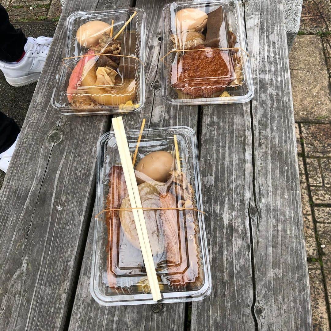 ゴンのインスタグラム：「そう言えば！関門大橋の下にあるいつも行ってる有名なおでんも🍢も食べたんだった！  時間的にテイクアウトしか出来なくてギリギリ買えた〜🤣👍🏻 本当ここのおでん🍢は美味しい！！😆」