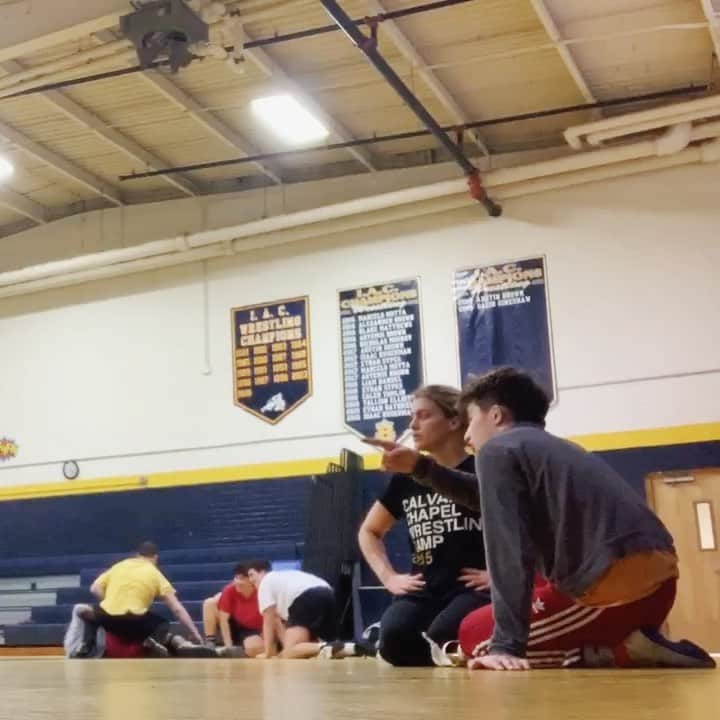 のインスタグラム：「When you show up to the tournament & you and your teammate tryna figure out who from the other team is at your weight or not 😂 . Hopefully y’all don’t point or make facial expressions as obvious as mine (starts with trying to guess their weight ends in dissecting the whole atmosphere 😂) 🙈 tag your teammate you do this with. . . .  Ahaha great training at home in Maryland though. Thanks @meyer_shapiro for coming through and helping me get prepared! #wrestling #olympics #tokyo2020 #2020 #athlete #athletelofe #training #prep #detectviework #teammates #teamwork #facialexpressions」