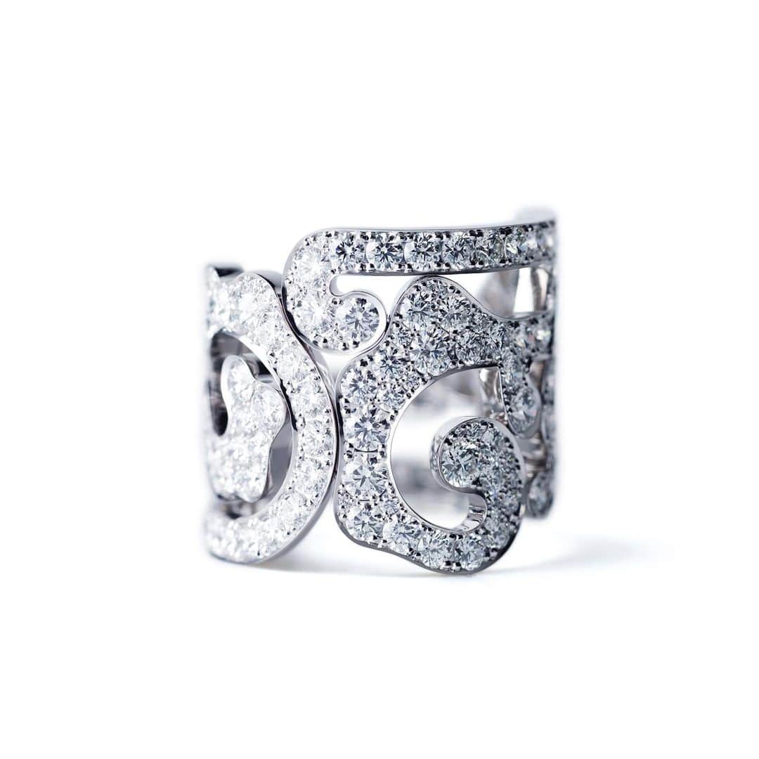 NIWAKAのインスタグラム：「18k white gold and diamonds ring from our KARAHANA collection. The ivy pattern of this design represents life and eternal growth. #Niwaka #NiwakaCollections #俄 #18kWhiteGold #Diamonds #Oscars #RedCarpet #FineJewelry」