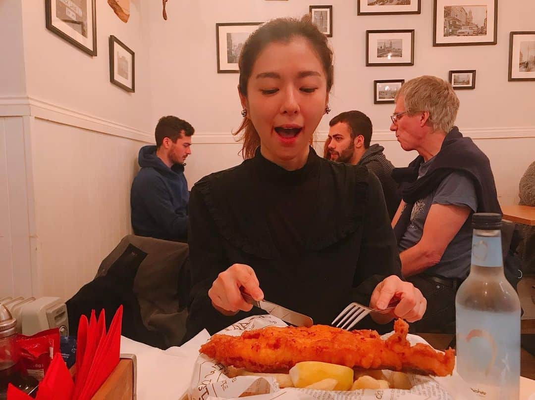 岩崎裕美さんのインスタグラム写真 - (岩崎裕美Instagram)「. fish&chipsのサイズ感。 . これLサイズとかじゃないよ。 . ねえ、みんなこれ一人で食べるの、、、？ #完全に協力サイズ ＿＿＿＿＿＿＿＿＿＿＿＿＿＿＿＿＿＿＿＿＿＿＿＿＿ ＿＿＿＿＿＿＿＿＿＿＿＿＿＿＿＿＿＿＿＿＿＿＿＿＿ #uk #england #london #trip #travel #british #lunch #cafe #gourmet #fishandchips #英国 #ロンドン #ロンドン旅行 #イギリス #イギリス旅行 #旅行 #フィッシュアンドチップス #ランチ #カフェ」3月2日 9時33分 - hiromi_iwasaki