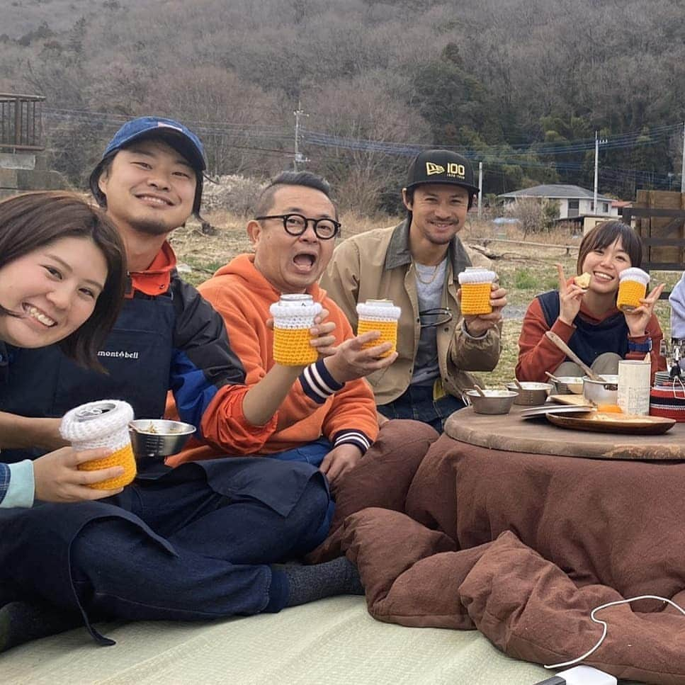 山下晃和さんのインスタグラム写真 - (山下晃和Instagram)「【CAMP】何かの不安に駆られるときでも、元気になりたい人へ  どうしよう、こうしようとあれこれ考える前に、「テントと寝袋を持って、とにかくキャンプに行く」以外の特効薬は、なかなか見当たらない  そして、このクスリはみんなで分け合うとなお効く  #こいしゆうかさんの思いを受け取って #みんなが集まった #寝袋1人1個の時代へ #それが災害マネジメントでもある #キャンプ大国ニッポン #治安とキャンプ場とアウトドアブランド #日本にはコレがたくさんある　 #元気が出る配信 #こたつキャンプ #キャンプ #CAMP #キャンプツーリング #CAMPTOURING @inomatacampphoto @cielbleu_waka  @koishi_yuka  @noniwa_campminpaku @yamaken.camper @sa_aji #こいしゆうか さん #ヤマケン さん #さじまる さん #newera #ニューエラ100周年 #アウトドア #OUTDOOR #キャンプで外籠もっちゃいなよ #ニットビア」3月2日 9時38分 - travel_akikazoo