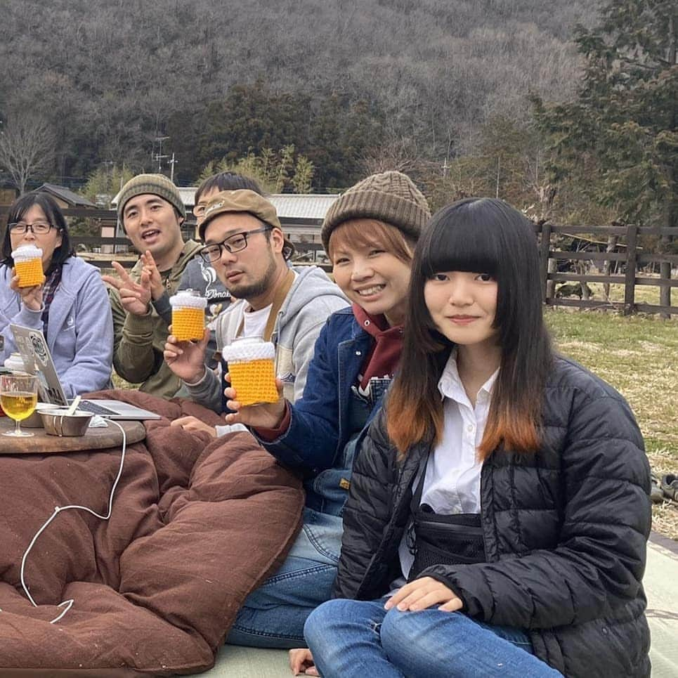 山下晃和さんのインスタグラム写真 - (山下晃和Instagram)「【CAMP】何かの不安に駆られるときでも、元気になりたい人へ  どうしよう、こうしようとあれこれ考える前に、「テントと寝袋を持って、とにかくキャンプに行く」以外の特効薬は、なかなか見当たらない  そして、このクスリはみんなで分け合うとなお効く  #こいしゆうかさんの思いを受け取って #みんなが集まった #寝袋1人1個の時代へ #それが災害マネジメントでもある #キャンプ大国ニッポン #治安とキャンプ場とアウトドアブランド #日本にはコレがたくさんある　 #元気が出る配信 #こたつキャンプ #キャンプ #CAMP #キャンプツーリング #CAMPTOURING @inomatacampphoto @cielbleu_waka  @koishi_yuka  @noniwa_campminpaku @yamaken.camper @sa_aji #こいしゆうか さん #ヤマケン さん #さじまる さん #newera #ニューエラ100周年 #アウトドア #OUTDOOR #キャンプで外籠もっちゃいなよ #ニットビア」3月2日 9時38分 - travel_akikazoo