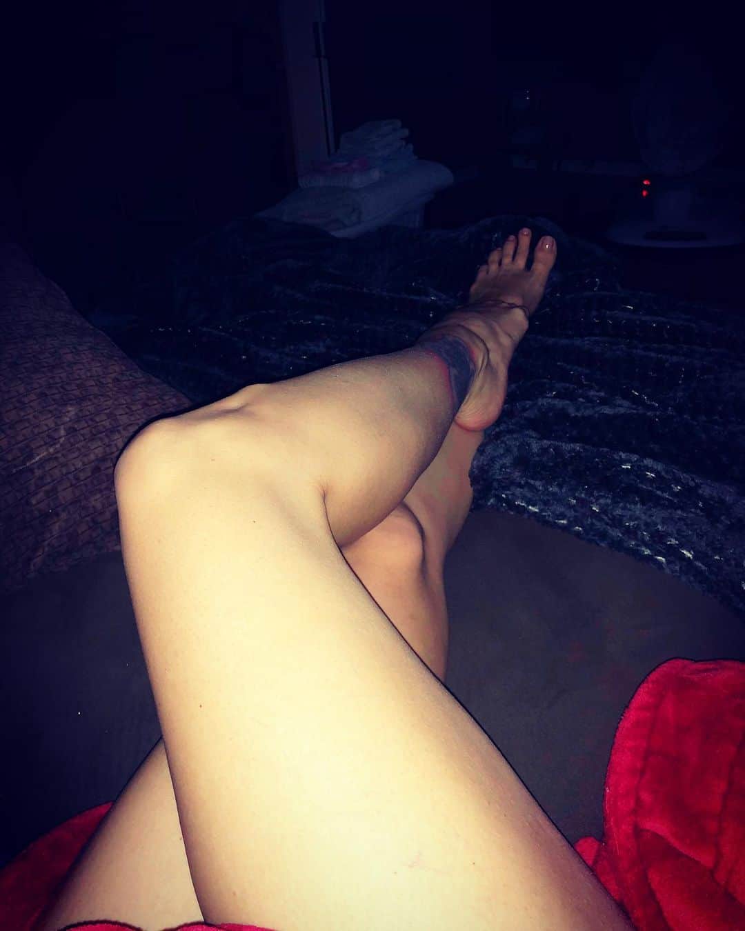 ティーガン・プレスリーのインスタグラム：「#sundayfunday  #teaganpresley #sunday #legs #momlife #wifey #relax #comfy #couchpotato #relaxing #movienight #relaxation #sundayvibes」