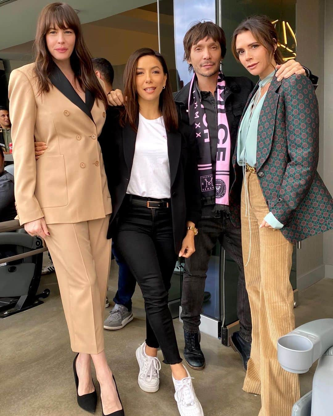 ヴィクトリアベッカムさんのインスタグラム写真 - (ヴィクトリアベッカムInstagram)「Kisses to my lovely friends x @misslivalittle @evalongoria @kenpaves X @intermiamicf 🇺🇸」3月2日 9時59分 - victoriabeckham